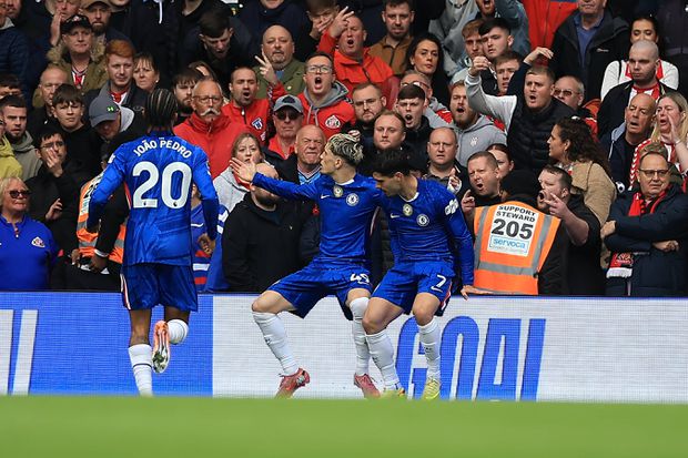 Garnacho festeja com Pedro Neto e João Pedro