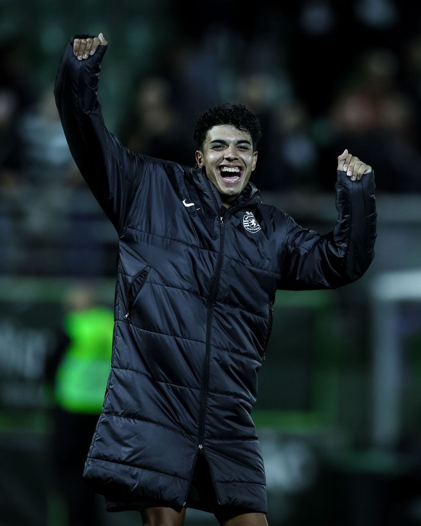 João Simões sobe na hierarquia dos médios e vai ombrear com Morita a titularidade - Foto: SPORTING CP