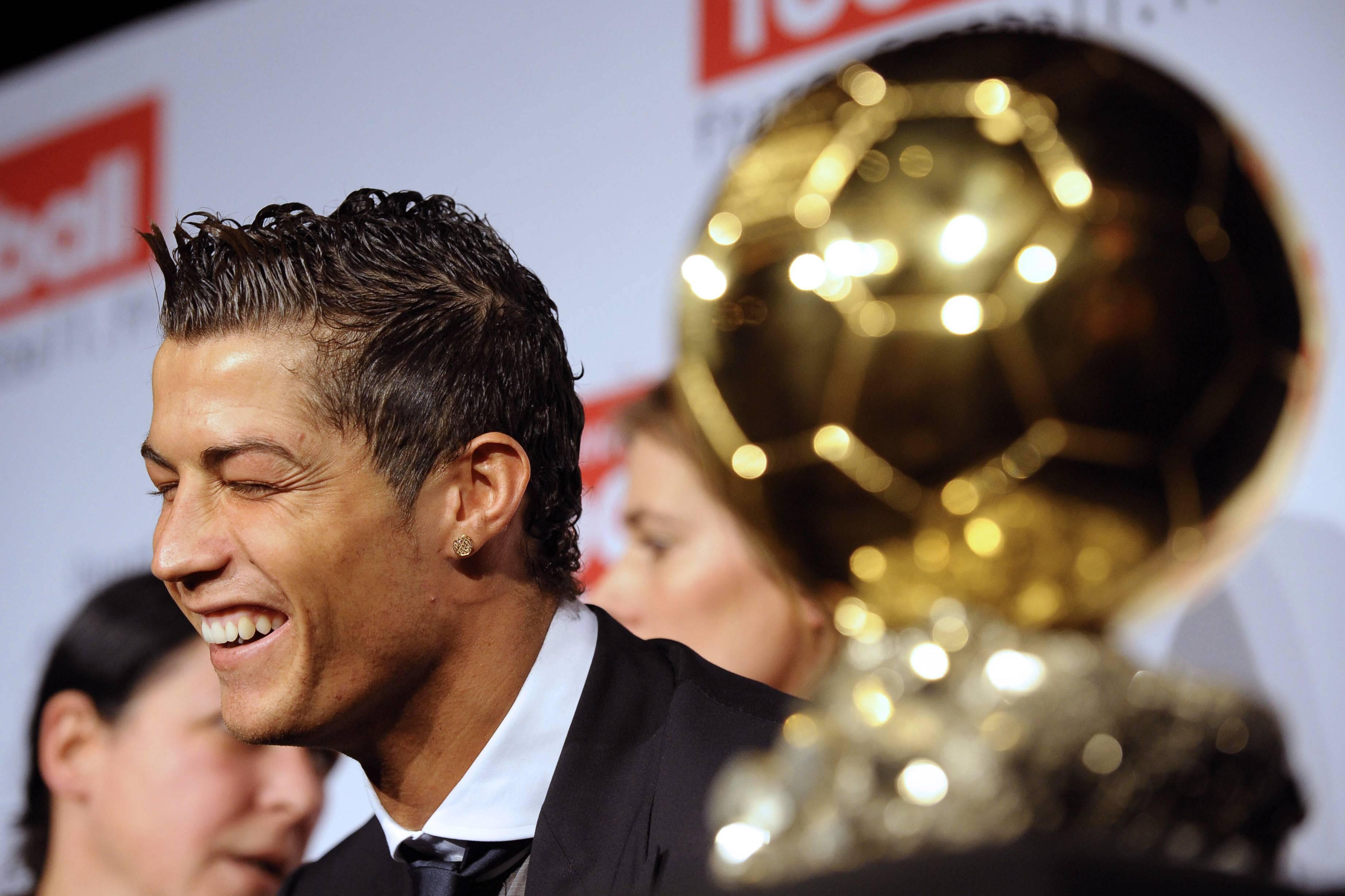 Cristiano Ronaldo com a Bola de Ouro de 2008 (IMAGO)