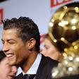 Cristiano Ronaldo com a Bola de Ouro de 2008 (IMAGO)