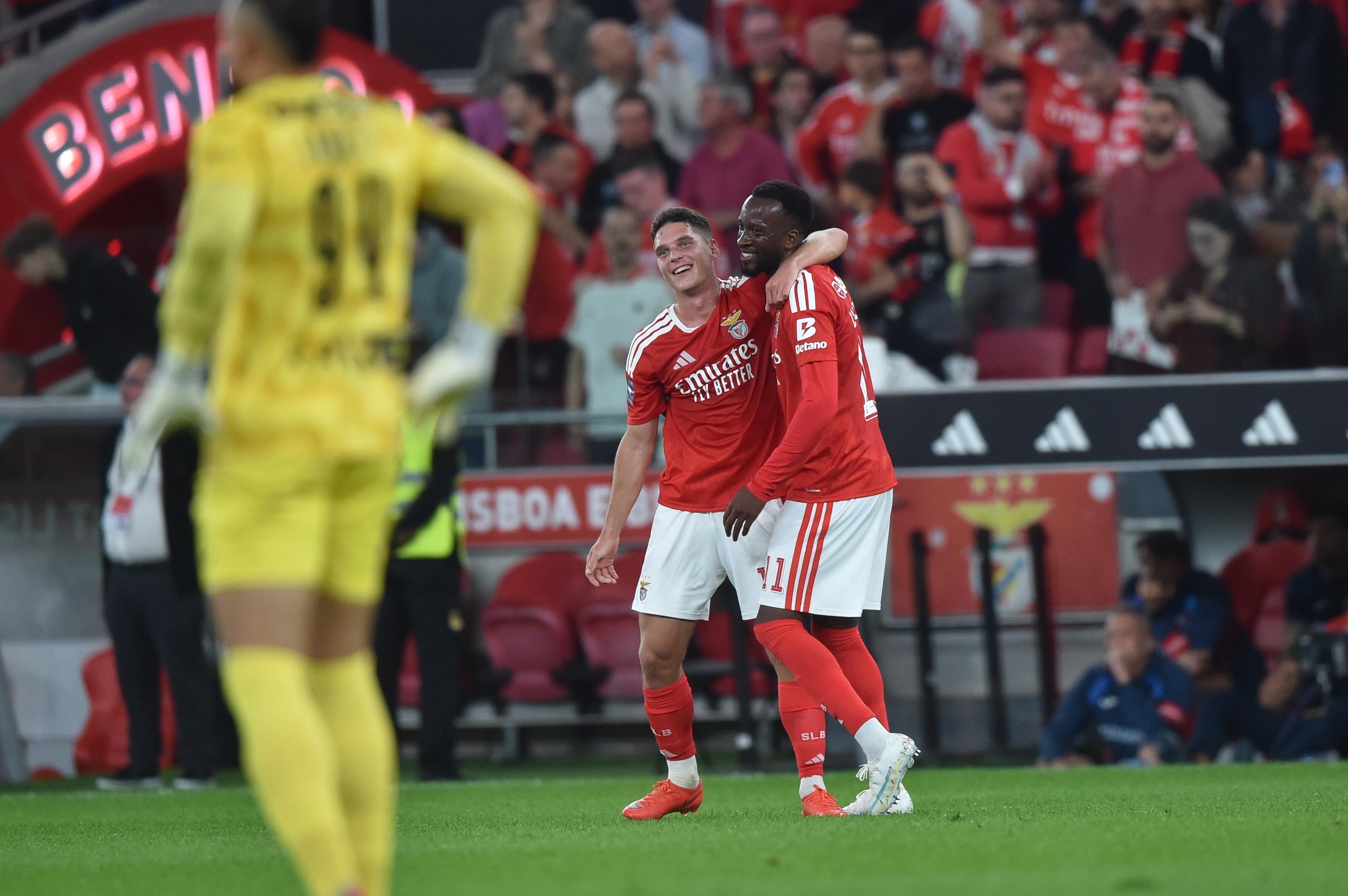 Sudakov a festejar com Lukebakio no Benfica-Gil Vicente - Foto: Miguel Nunes