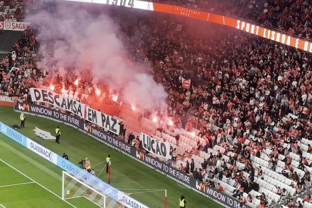 Claque do Benfica presta homenagem com pirotecnia à mistura