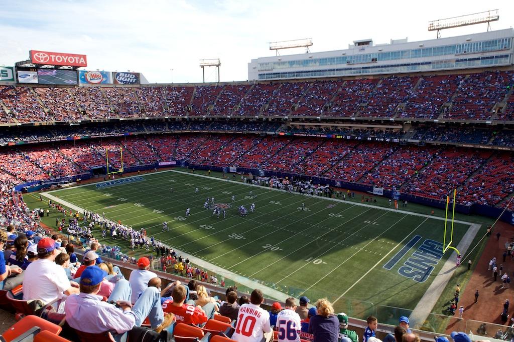 Giants Stadium — um marco arquitetónico na cidade de Nova Iorque. Aberto em 1976, tinha capacidade para 77 mil espectadores e recebeu jogos de futebol, futebol americano e beisebol. Foi substituído pelo estádio MetLife em 2010 (Foto: IMAGO)