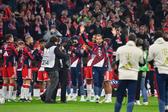 Harry Kane homenagedo no Allianz Arena depois de venver a Bola de Ouro