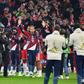 Harry Kane homenagedo no Allianz Arena depois de venver a Bola de Ouro