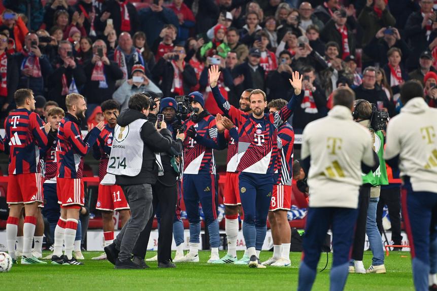 Harry Kane homenagedo no Allianz Arena depois de venver a Bola de Ouro