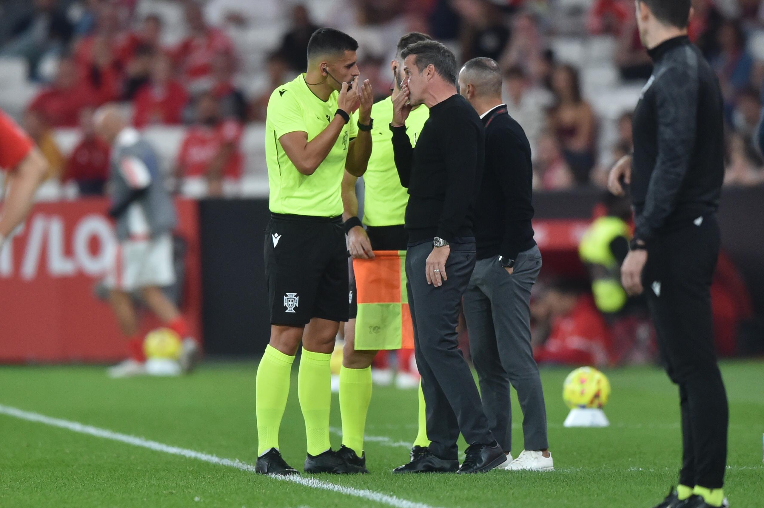 Marco Silva a falar com o árbitro no Benfica-Gil Vicente - Foto: Miguel Nunes
