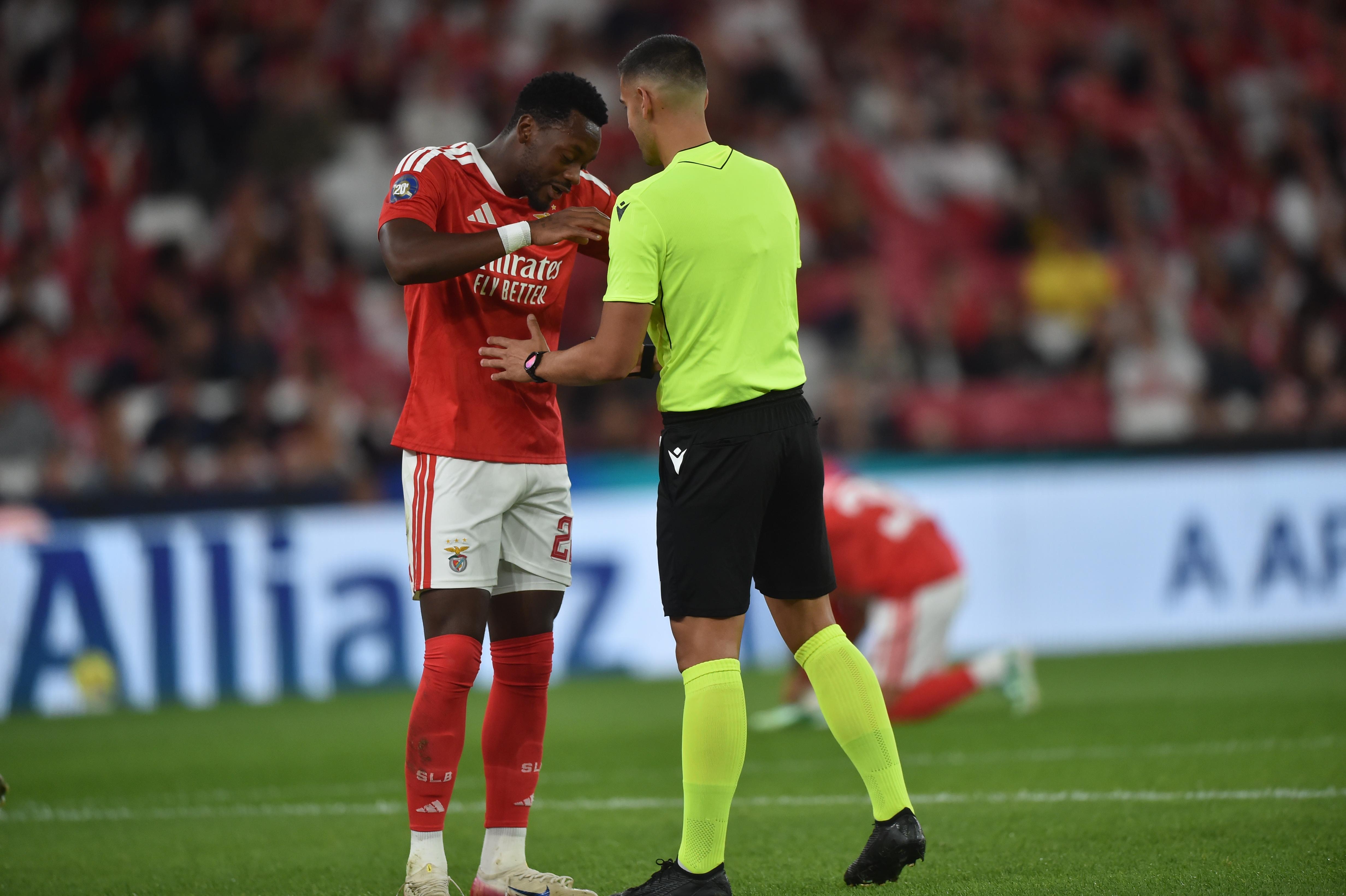 Jhon Durán a falar com o árbitro no Benfica-Gil Vicente - Foto: Miguel Nunes