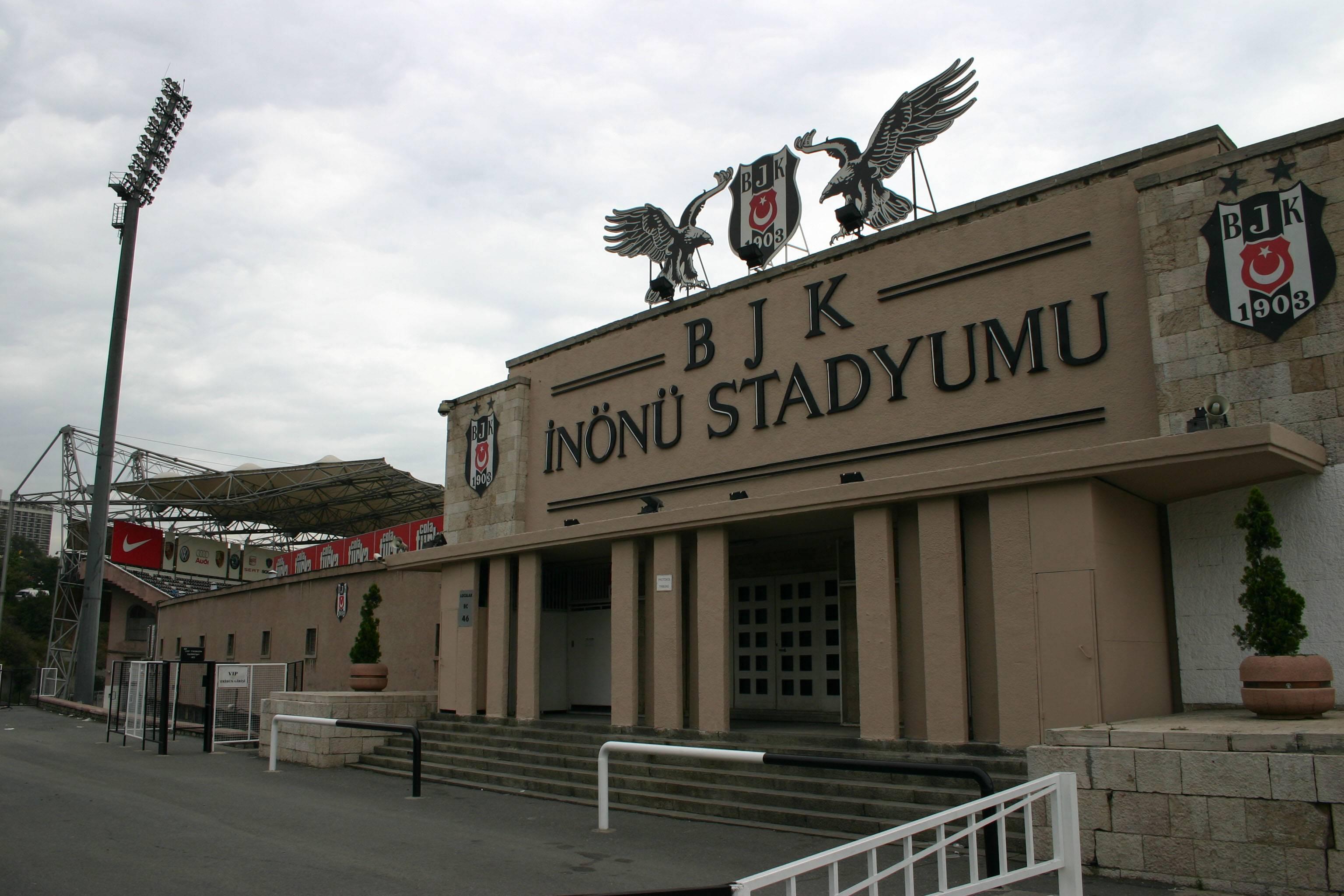 Estádio BJK İnonu, do Besiktas. Esteve aberto de 1947 até 2013, quando foi demolido para dar lugar ao novo estádio do Besiktas (Foto: IMAGO)