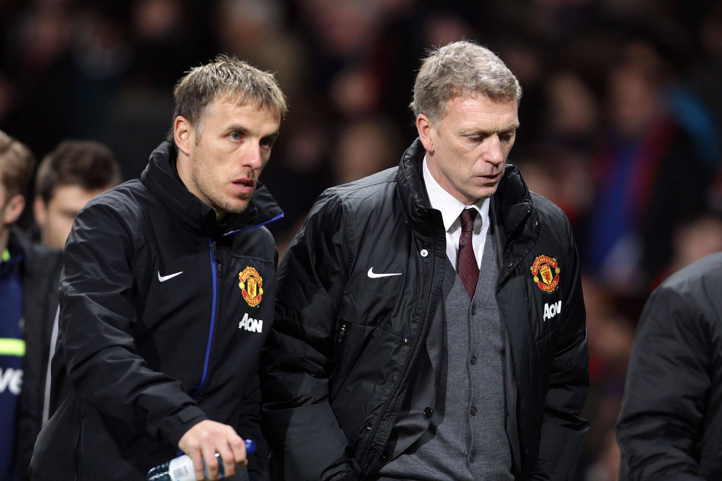 Phil Neville, ex-adjunto, ao lado do treinador David Moyes no Manchester United