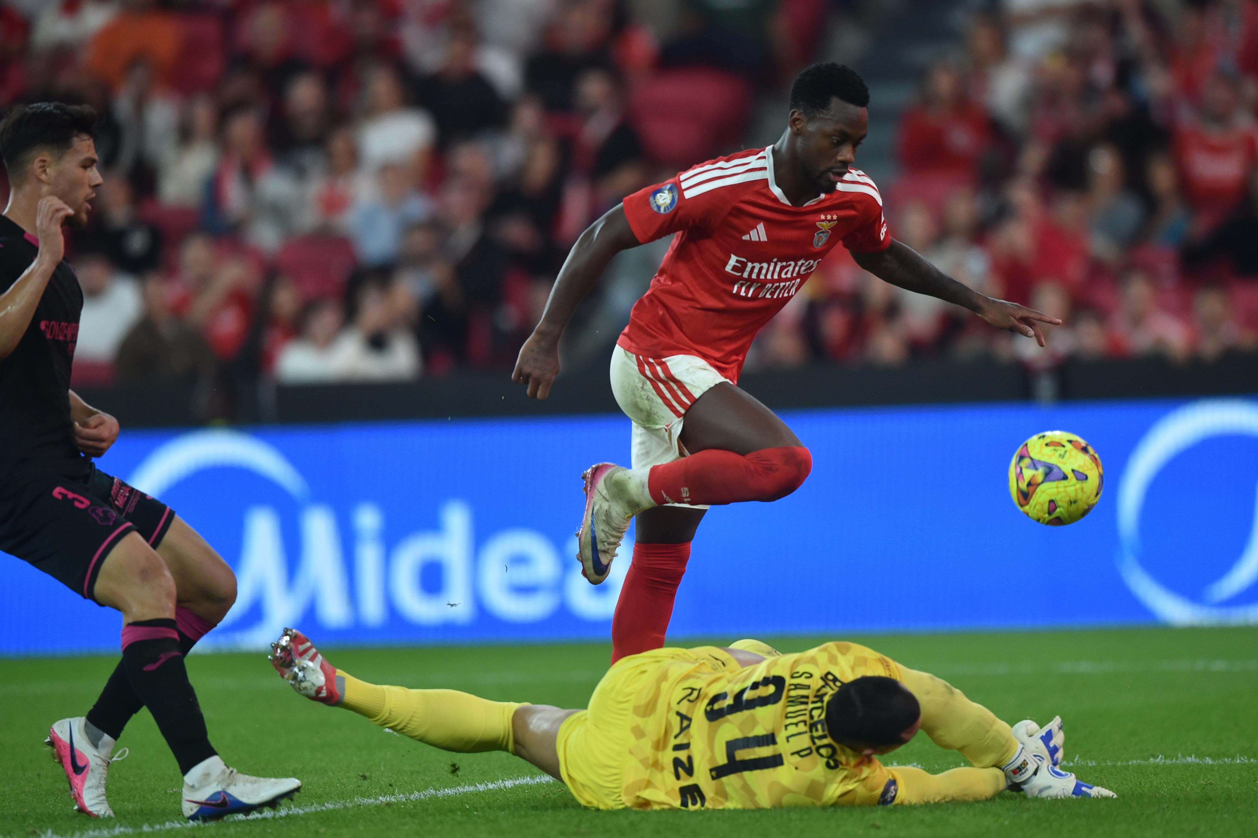 Jhon Durán, isolado por Rafa, esperou pela saída e queda de Samuel Soares antes de picar de pé esquerdo e com classe para o golo com o Gil Vicente — Foto: Miguel Nunes