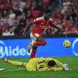 Jhon Durán, isolado por Rafa, esperou pela saída e queda de Samuel Soares antes de picar de pé esquerdo e com classe para o golo com o Gil Vicente — Foto: Miguel Nunes