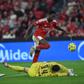 Jhon Durán, isolado por Rafa, esperou pela saída e queda de Samuel Soares antes de picar de pé esquerdo e com classe para o golo com o Gil Vicente — Foto: Miguel Nunes