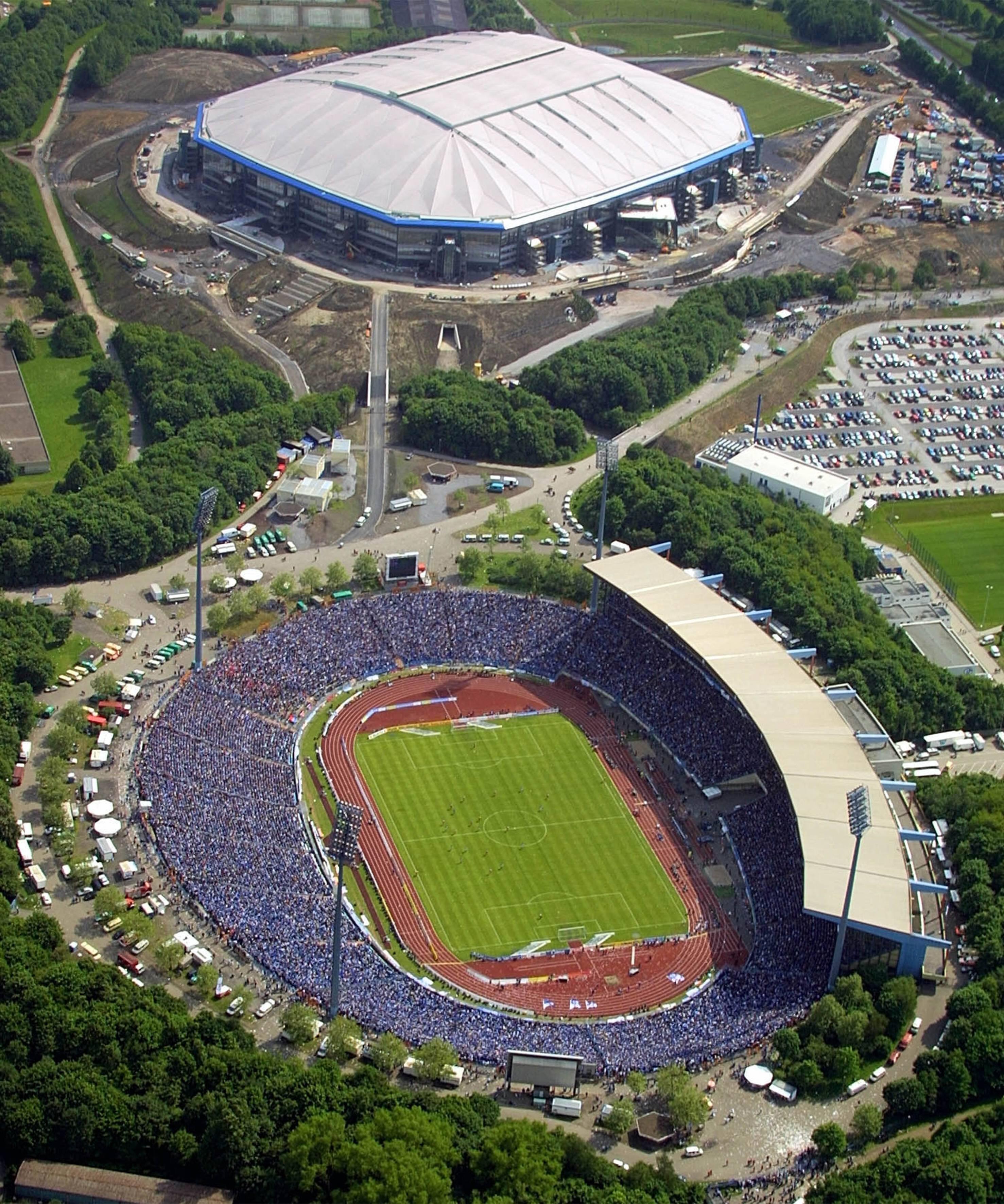 O Schalke jogou no Parkstadion (em baixo) de 1973 até 2001, antes de se mudar para a Veltins-Arena (Foto: IMAGO)