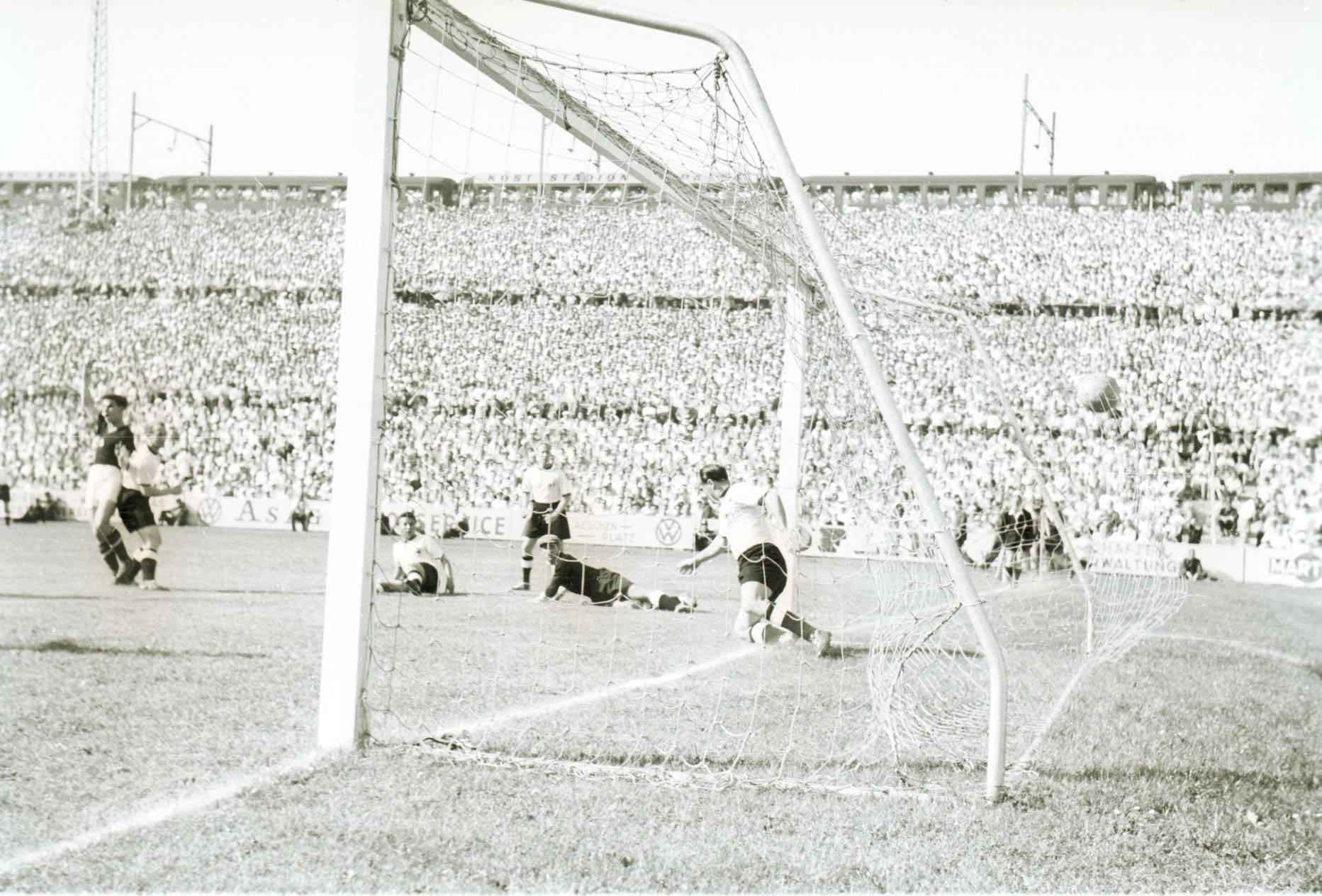 Wankdorf Stadion recebeu a mítica final do Mundial de 1954 (RFA 3-2 Hungria); foi a casa do Young Boys desde 1925 até 2001 (Foto: IMAGO)