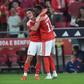 Sudakov celebra com Lukebaio (Foto: Miguel Nunes)