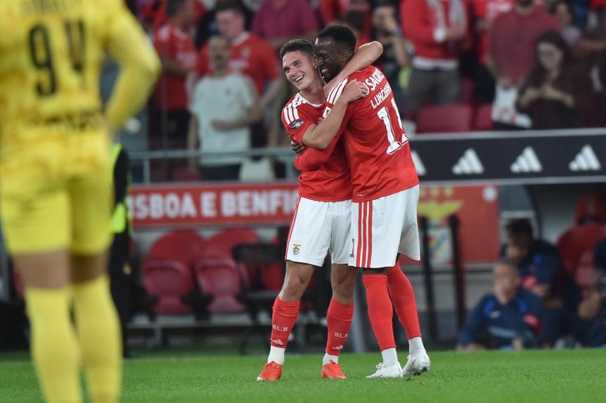Sudakov celebra com Lukebaio (Foto: Miguel Nunes)
