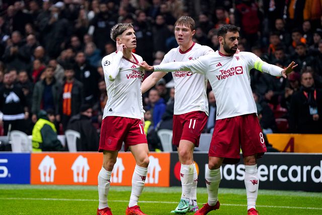 Vídeo: Garnacho marca, provoca bancadas e é repreendido por Bruno Fernandes