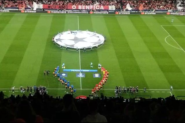 A entrada triunfante das equipas no Benfica-Inter