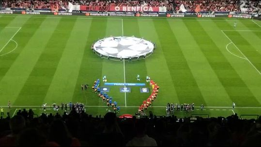 A entrada triunfante das equipas no Benfica-Inter