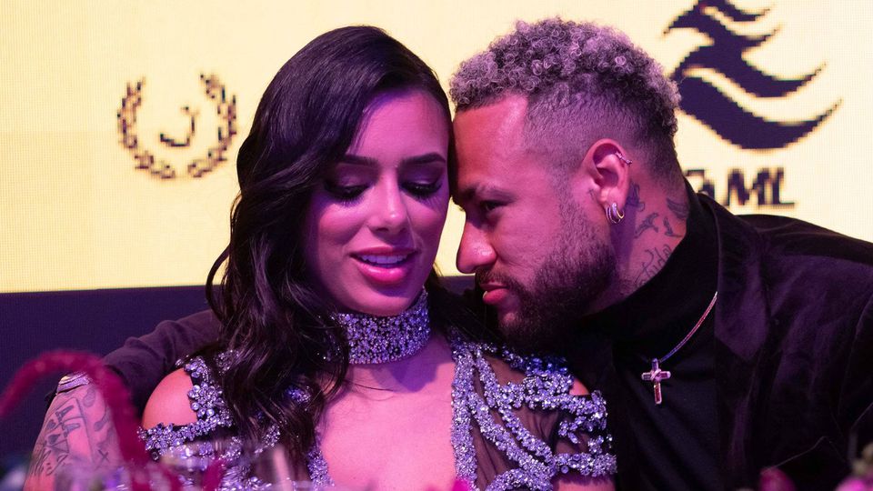 Namorada de Neymar anuncia separação um mês depois do nascimento da filha de ambos
