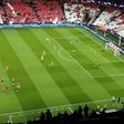 Aquecimento das equipas com ambiente escaldante no Benfica-Inter