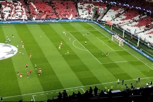 Aquecimento das equipas com ambiente escaldante no Benfica-Inter