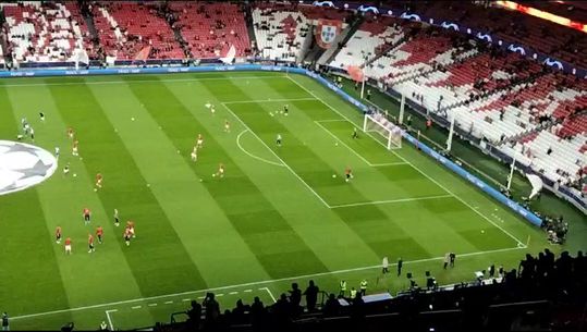 Aquecimento das equipas com ambiente escaldante no Benfica-Inter