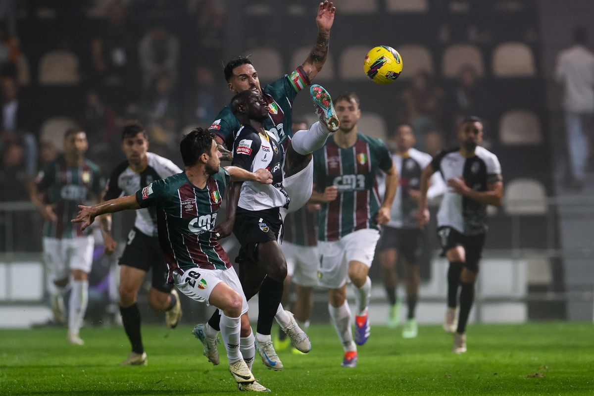 Farense-Estrela da Amadora, 1-0 Léo Cordeiro disfarçou-se de Pai Natal e antecipou a quadra (crónica)