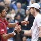 Novak Djokovic a cumprimentar Andy Murray