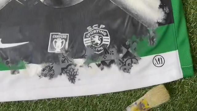Isto é arte! Gyokeres pintado numa camisola do Sporting