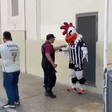 VÍDEO: mascote do Atlético Mineiro abordada pela polícia argentina