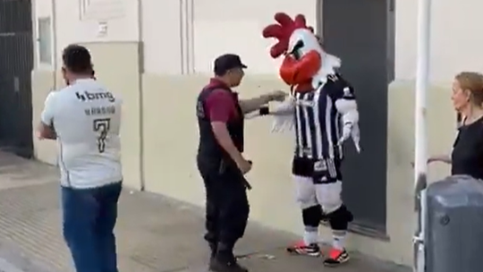 VÍDEO: mascote do Atlético Mineiro abordada pela polícia argentina