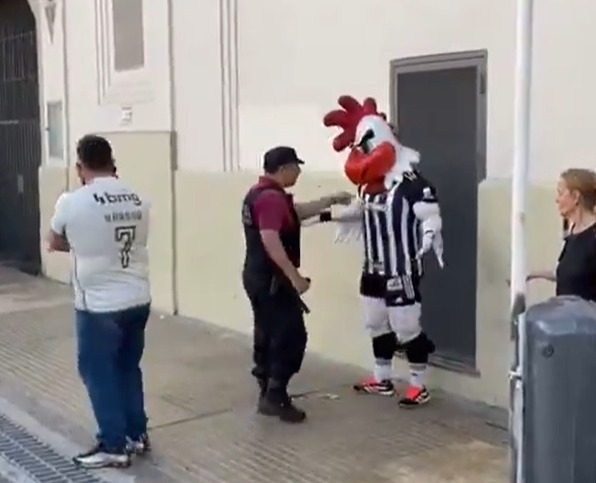 VÍDEO: mascote do Atlético Mineiro abordada pela polícia argentina