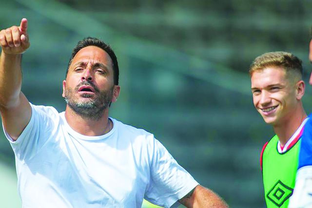 Vasco Matos, treinador do Santa Clara, aponta para dentro das quatro linhas