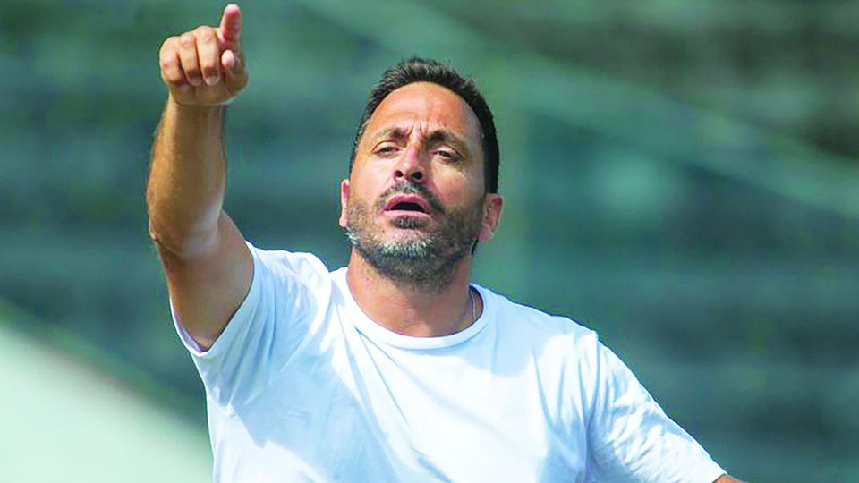 Vasco Matos, treinador do Santa Clara, aponta para dentro das quatro linhas