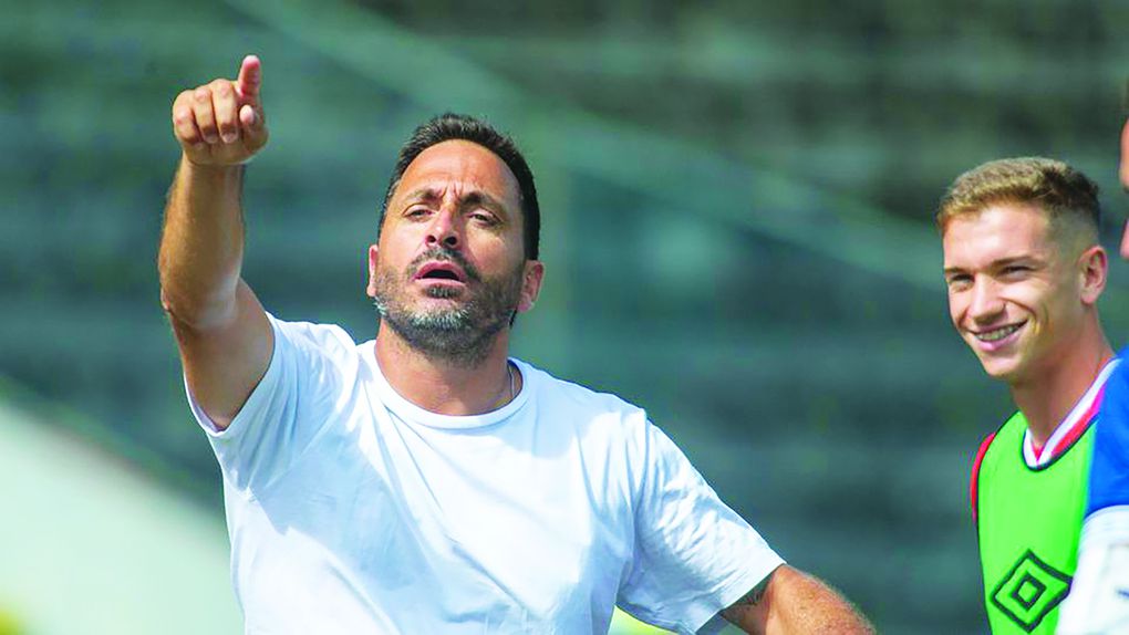 Vasco Matos, treinador do Santa Clara, aponta para dentro das quatro linhas