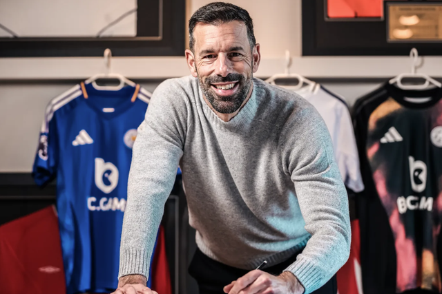 OFICIAL: Van Nistelrooy de volta ao ativo na Premier League