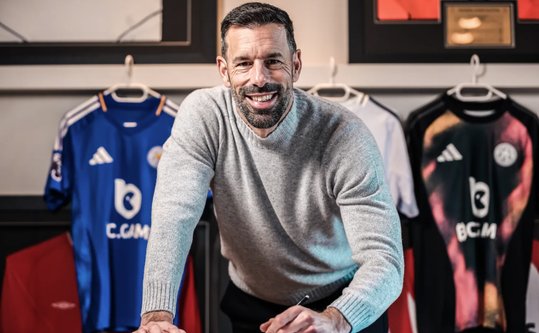 OFICIAL: Van Nistelrooy de volta ao ativo na Premier League