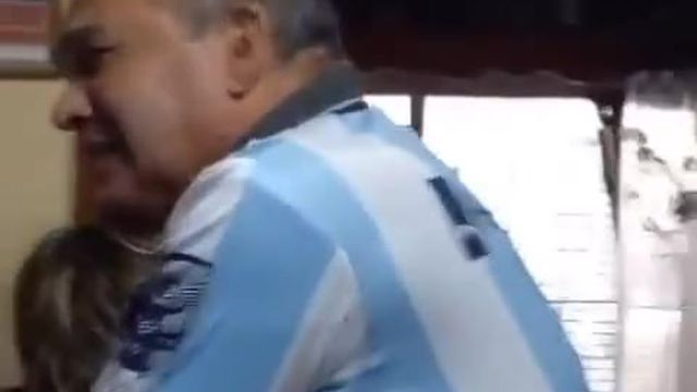 Arrepiante: avô e neto abraçados em lágrimas com a vitória do Racing