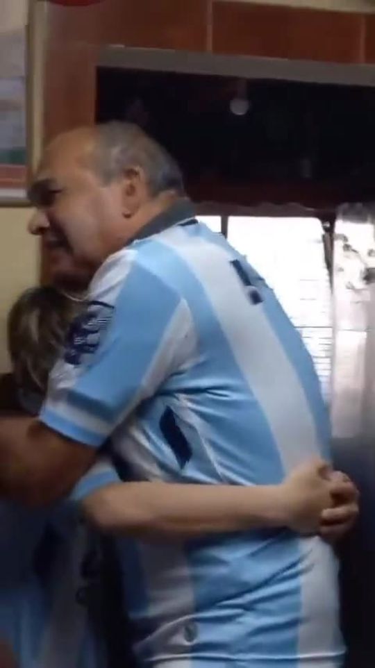 Arrepiante: avô e neto abraçados em lágrimas com a vitória do Racing