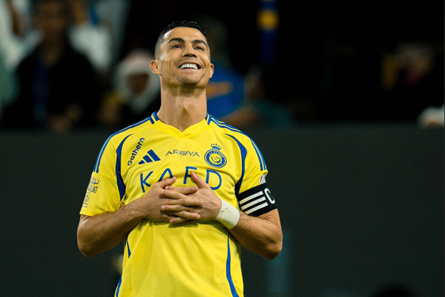 Ronaldo festejando um golo pelo Al Nassr com as mãos no peito