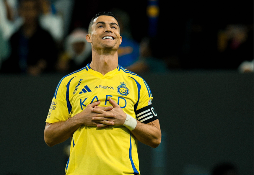 Ronaldo festejando um golo pelo Al Nassr com as mãos no peito