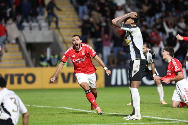 Benfica vence na Choupana ao cair do pano e pressiona o Sporting