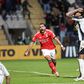 Benfica vence na Choupana ao cair do pano e pressiona o Sporting