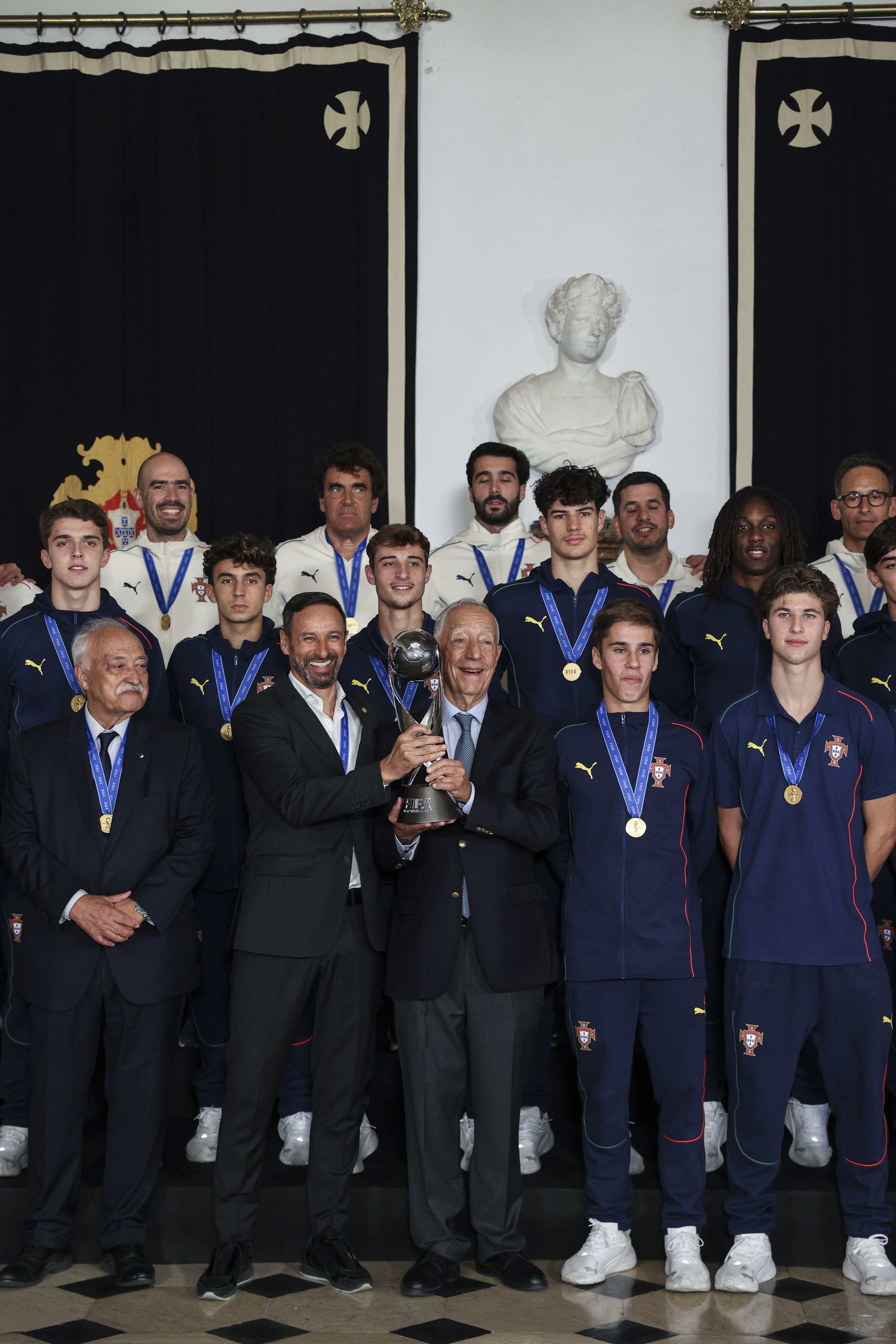 O Presidente da República, Marcelo Rebelo de Sousa, recebeu no Palácio de Belém a Seleção Nacional Sub-17 pela conquista do título mundial - Foto: MIGUEL A. LOPES/LUSA