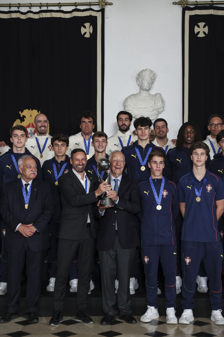 O Presidente da República, Marcelo Rebelo de Sousa, recebeu no Palácio de Belém a Seleção Nacional Sub-17 pela conquista do título mundial - Foto: MIGUEL A. LOPES/LUSA