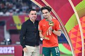 Mateus Mide recebeu o prémio de melhor jogador do Mundial sub-17 das mãos de Xavi Hernández