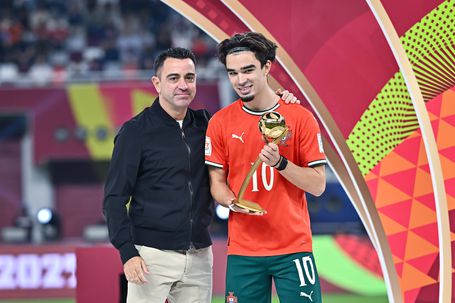 Mateus Mide recebeu o prémio de melhor jogador do Mundial sub-17 das mãos de Xavi Hernández