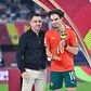 Mateus Mide recebeu o prémio de melhor jogador do Mundial sub-17 das mãos de Xavi Hernández
